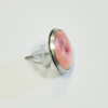 Ohrring mit stilisiertem rosa Nippel-Motiv, Edelstahl-Fassung und transparenter Basis mit Ohrstecker