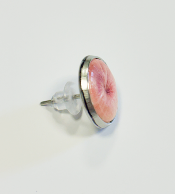 Ohrring mit stilisiertem rosa Nippel-Motiv, Edelstahl-Fassung und transparenter Basis mit Ohrstecker