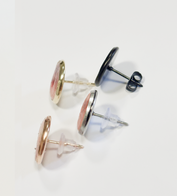 Drei Paar Ohrstecker mit rosafarbenem und blauem Nippel- sowie Anus-Motiv aus Kunstharz mit Metallbügeln und Verschlüssen